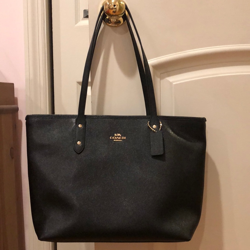BLACK COACH CITY ZIP TOTE!!